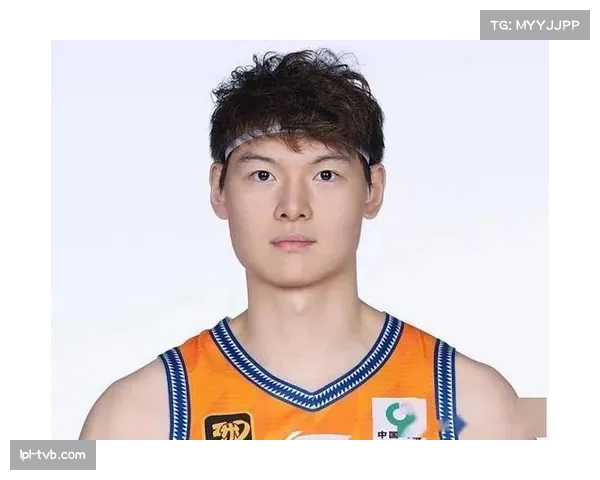 上海队张镇麟快攻上篮误伤队友王哲林